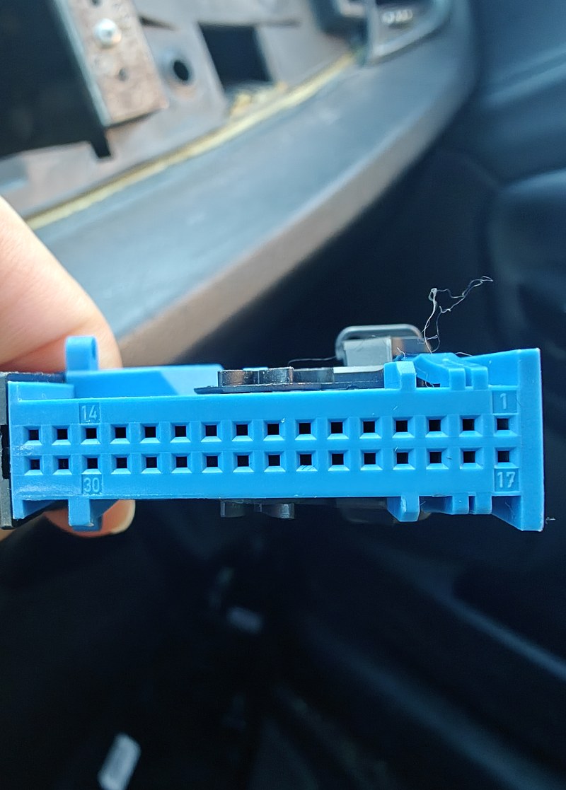 Connettore femmina blu con numeri agli angoli e riferimenti del fermo.