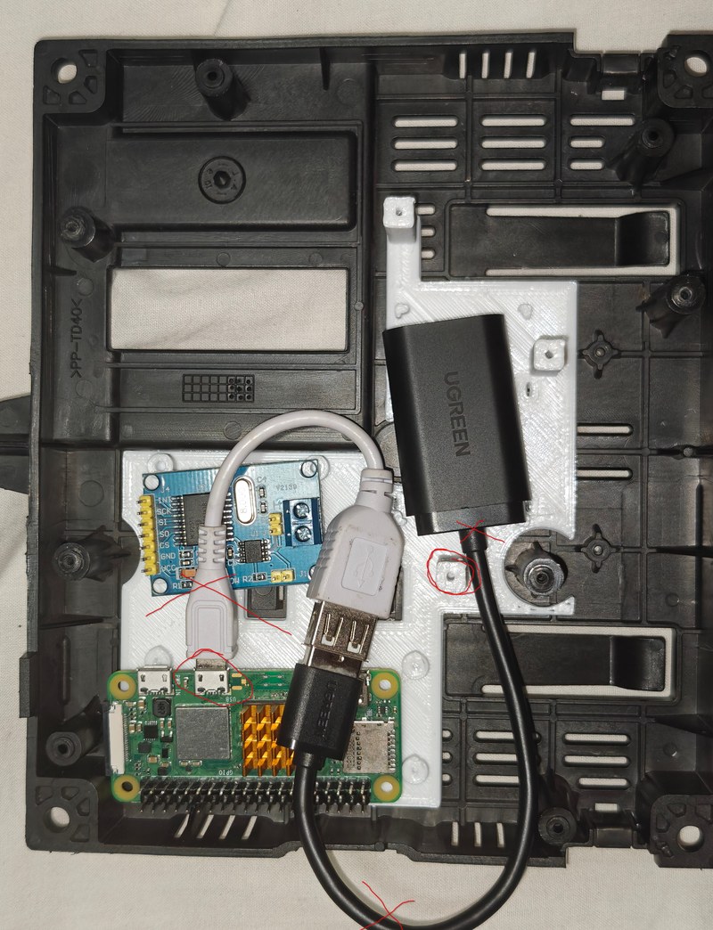 Pi, scheda CAN blu e scheda audio USB nera disposti nella custodia.